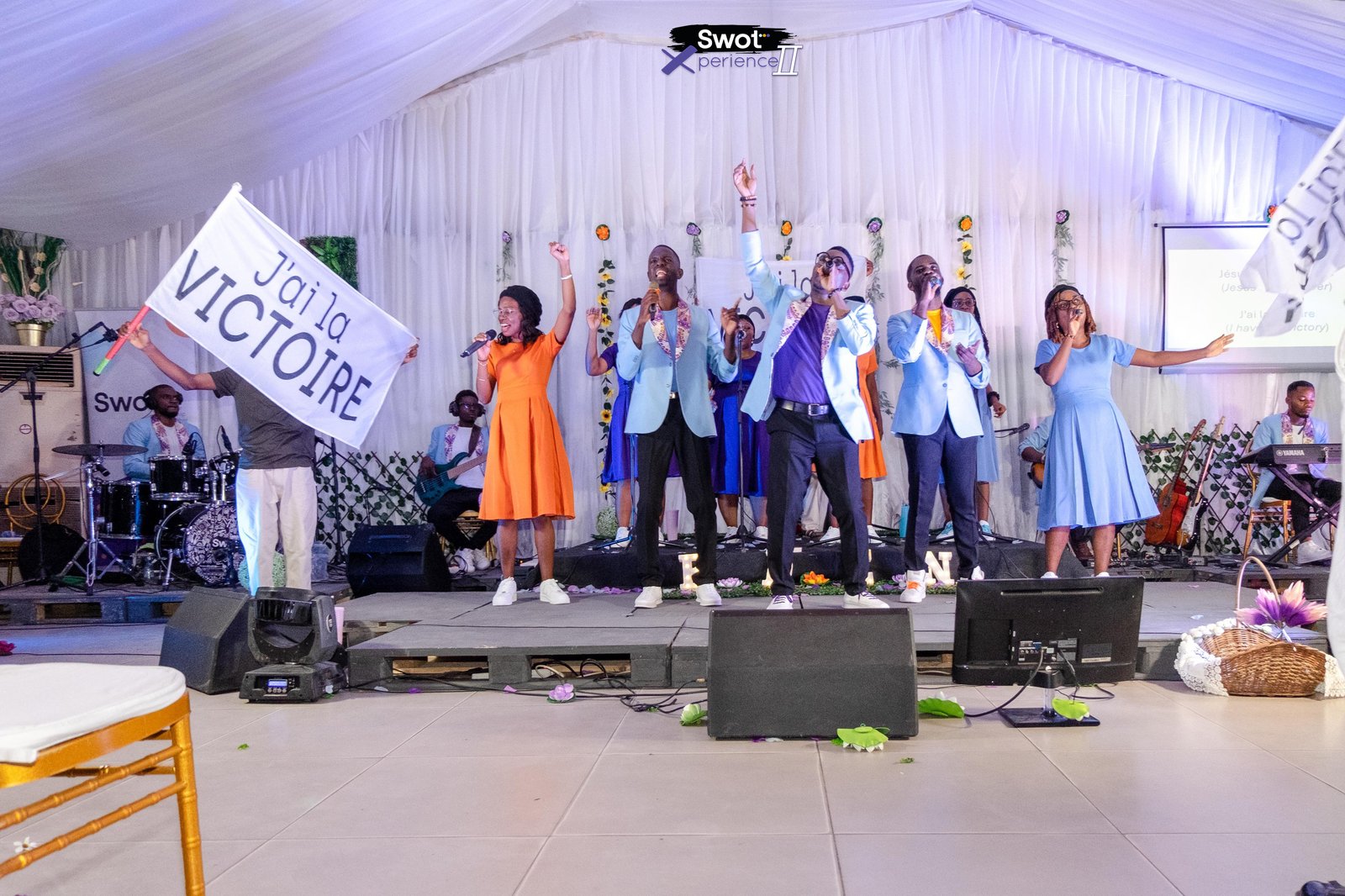 Simple Worship Together rend ministère lors de SWoT Xperience 2 sur le titre "J'ai la victoire"